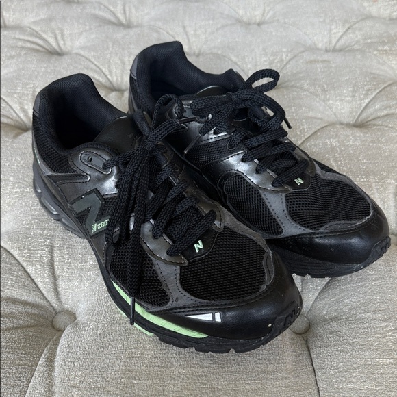 New Balance Black Size 10.5 Men's 2002R Sneakers M2002RLD Black/Powder Green - Picture 1 of 4